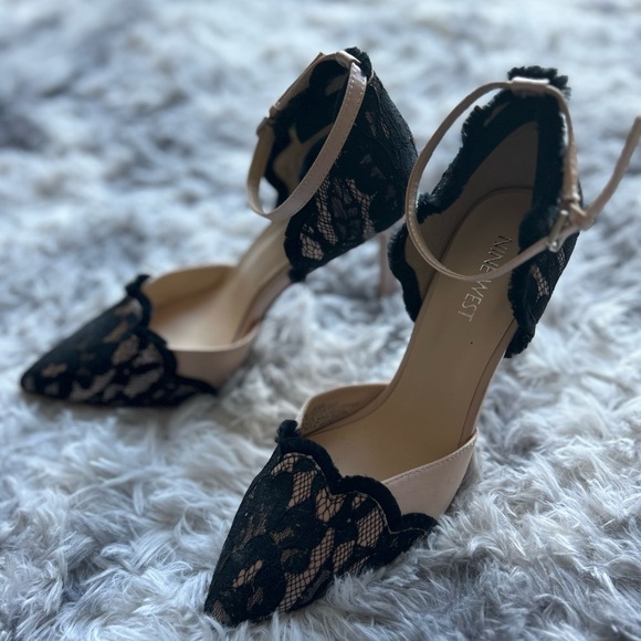 Nine West Woman’s Sexy nude and Black Lace Scollop Heel size 6.5 (small mark) - Picture 9 of 10